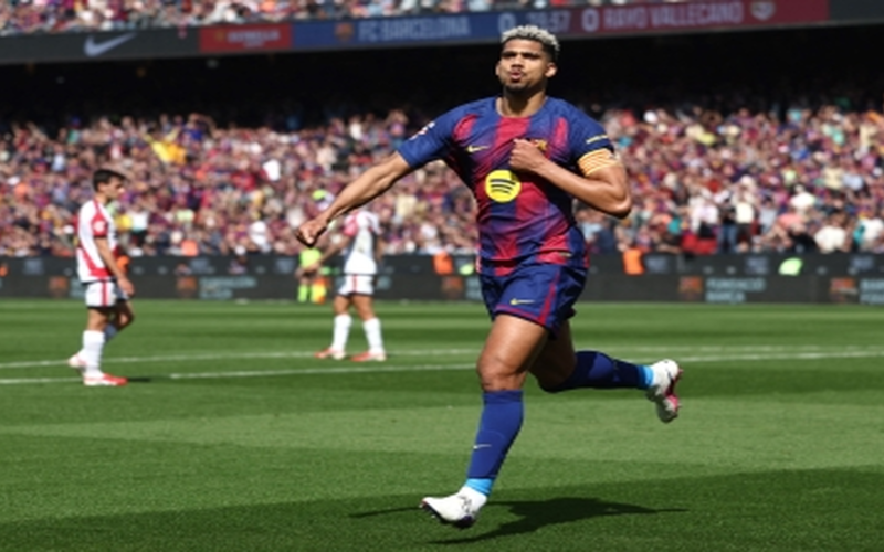 أراوخو يقود برشلونة لتجاوز عقبة رايو فايكانو في منافسات الدوري الإسباني